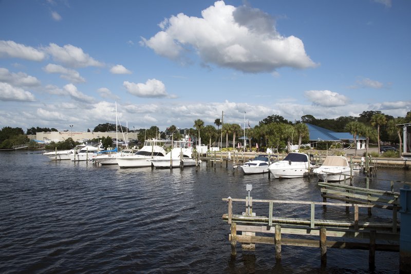 An overview of pleasure cruisers docked at Tarpon Florida. Florida manatee kayaking tour